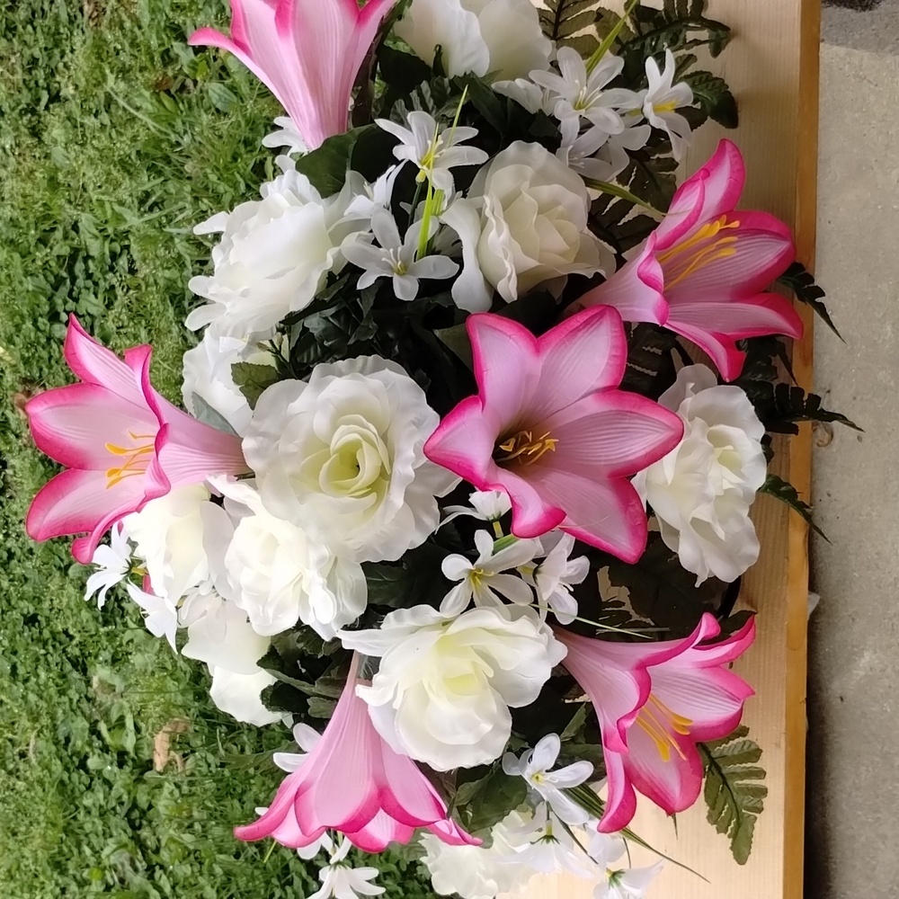 Memorial Saddle arrangement